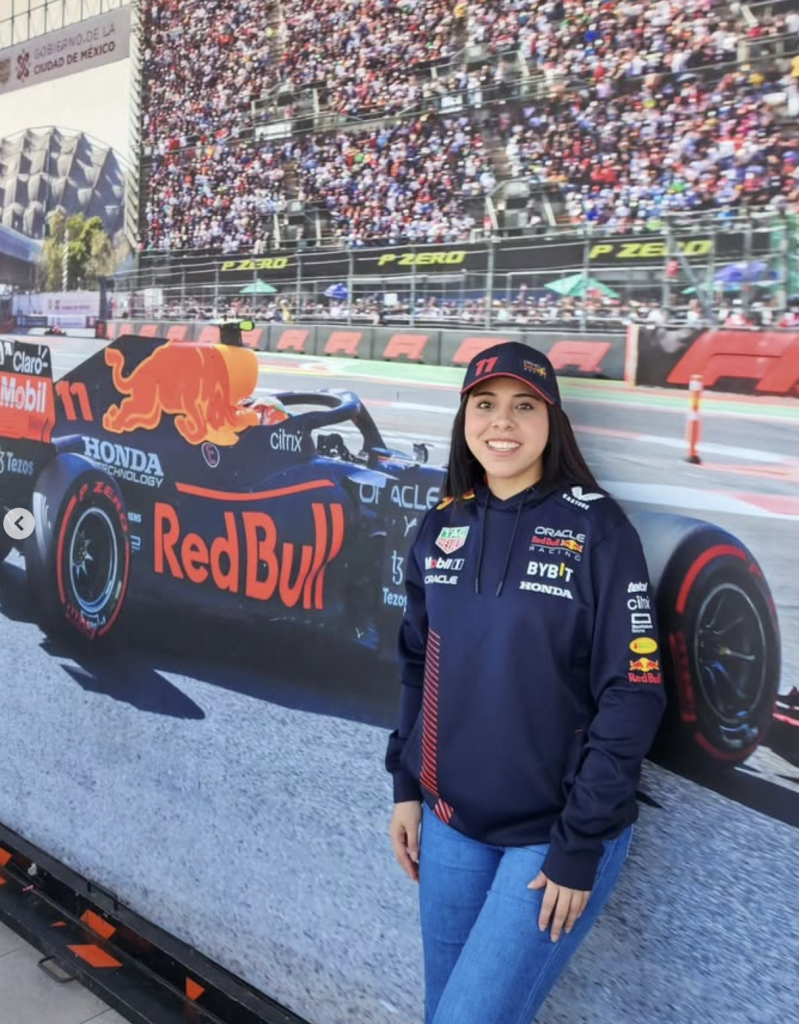 Kelya es fan de Checo Pérez