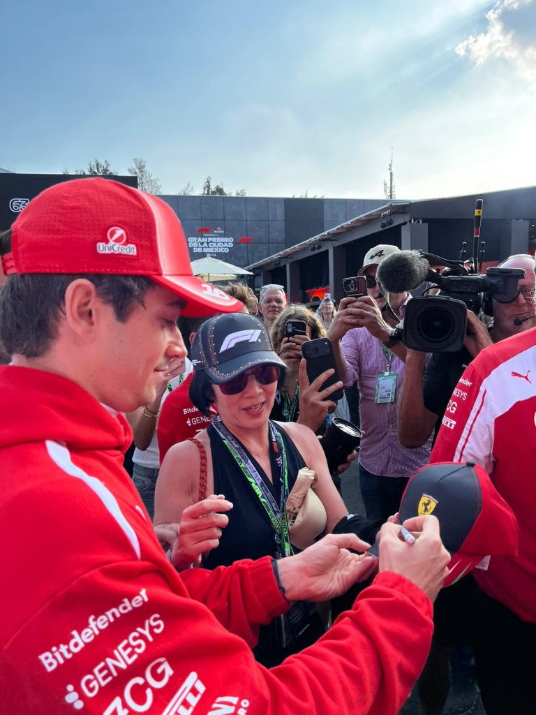 Charles Leclerc con fans en el paddock del GP de México