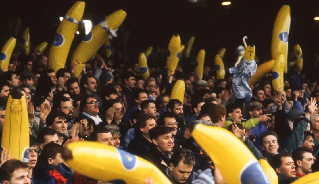 ¿Por que la afición del Manchester City lleva plátanos inflables a las gradas?