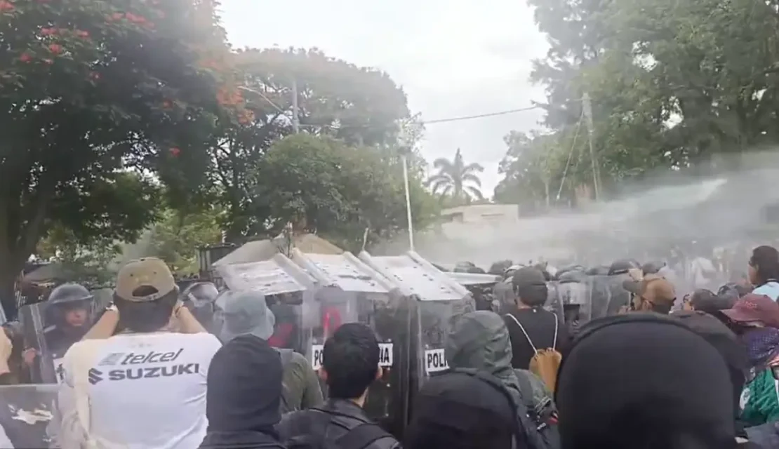Marcha por el agua limpia en Jalisco termina con gas lacrimógeno y enfrentamientos