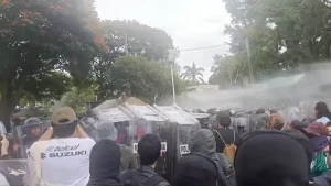 Marcha por el agua limpia en Jalisco termina con gas lacrimógeno y enfrentamientos