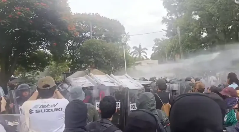 Marcha por el agua limpia en Jalisco termina con gas lacrimógeno y enfrentamientos