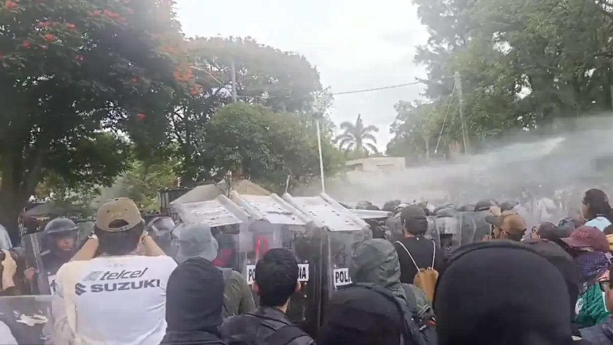 Marcha por el agua limpia en Jalisco termina con gas lacrimógeno y enfrentamientos