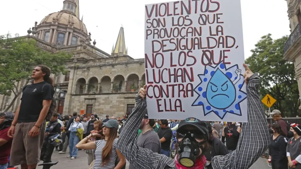 Revocación de mandato y grupos de choque en la segunda megamarcha por el agua en Guadalajara
