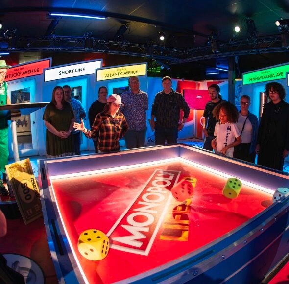 Un Monopoly gigante ha llegado a la CDMX y puedes entrar a jugarlo en un tablero de tamaño real