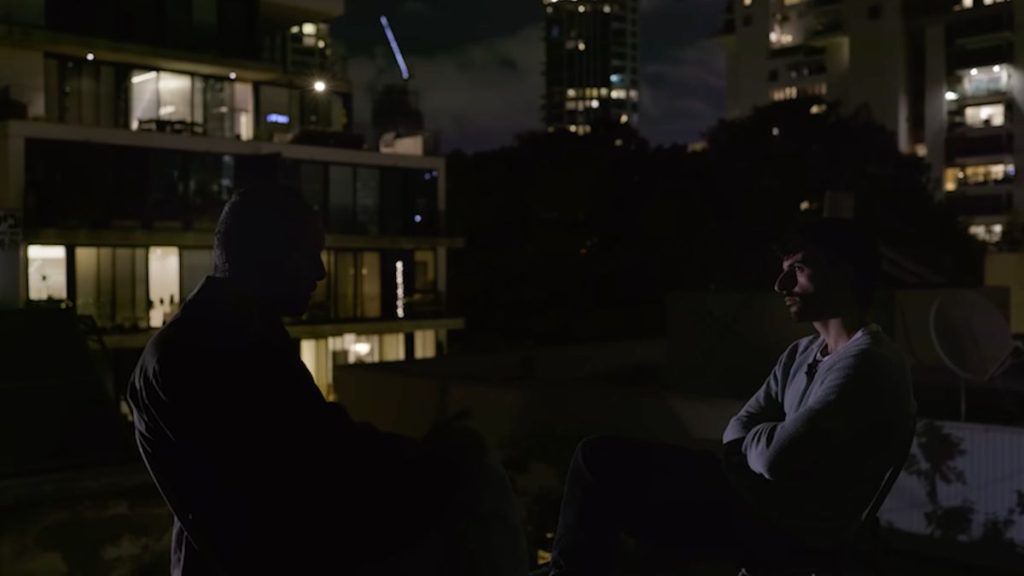 Abraham con un soldado en NAZA