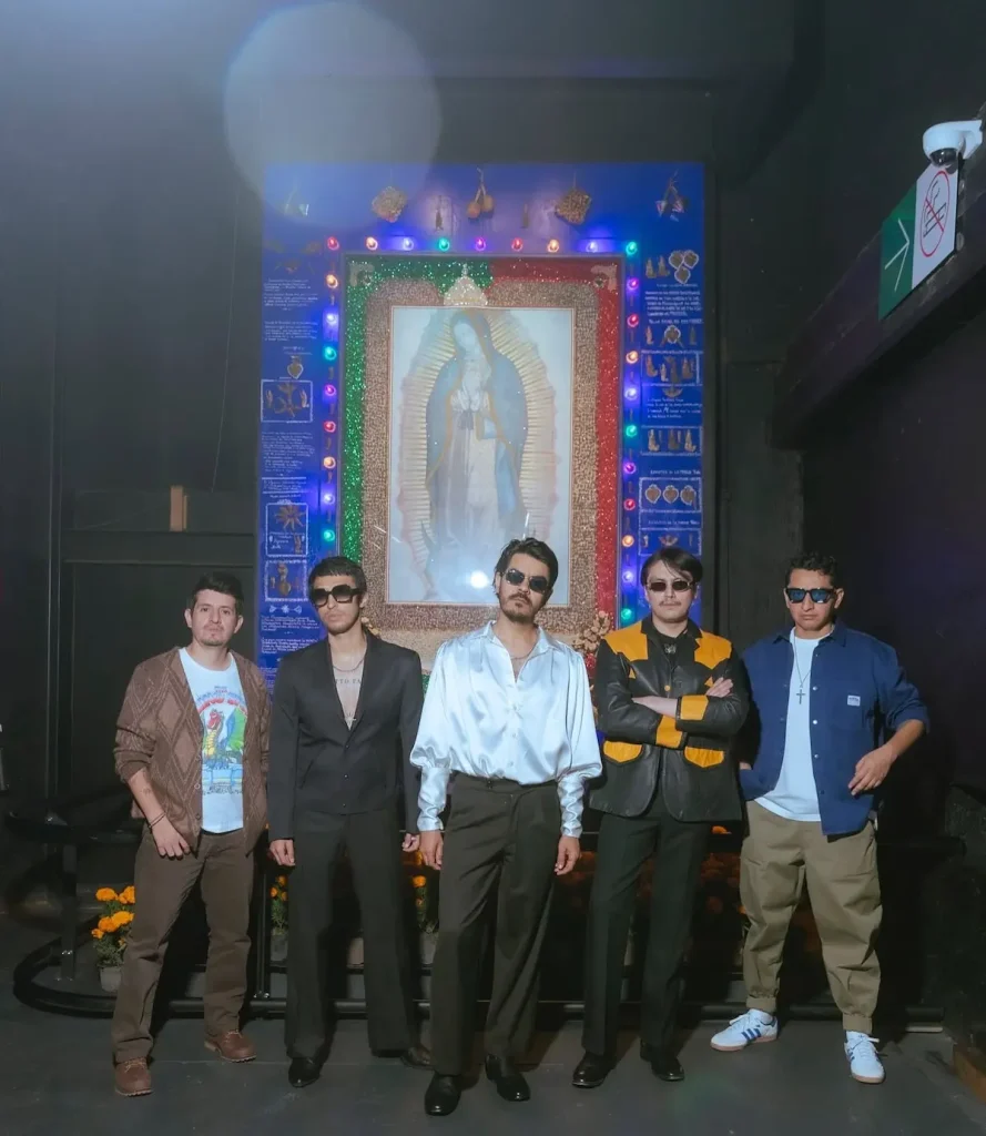 Odisseo frente a la virgencita del Auditorio Nacional