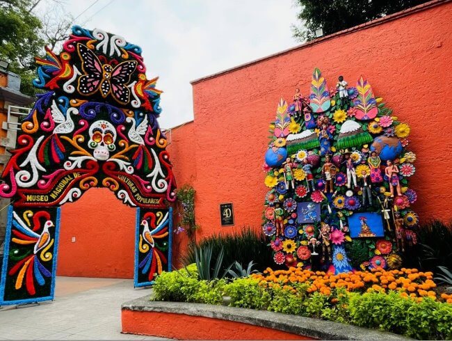¿Qué ver y en dónde? Guía de las ofrendas más monumentales de la CDMX