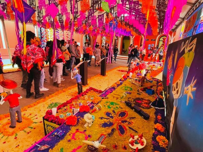 ¿Qué ver y en dónde? Guía de las ofrendas más monumentales de la CDMX