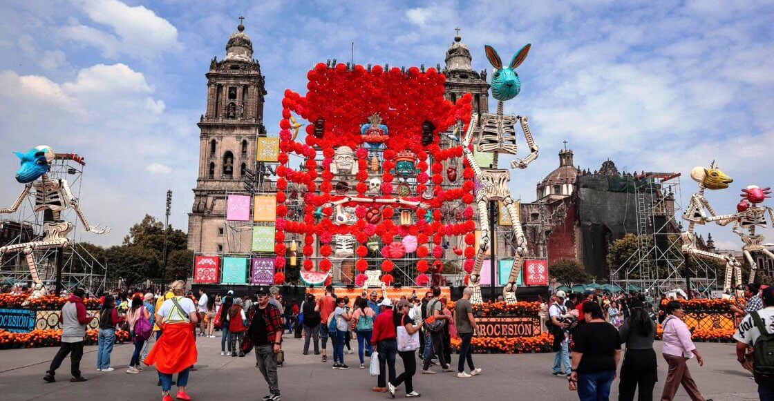 ¿Qué ver y en dónde? Guía de las ofrendas más monumentales de la CDMX