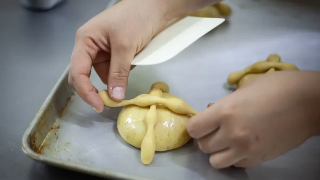 De la papalotlaxcalli al pan de muerto… ¿con pastor? La historia detrás de una tradición única