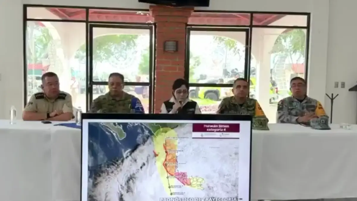 Protección Civil suspende actividades en 4 estados por huracán "Simón"; se mantiene en categoría 4