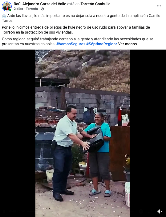 Regidor de Torreón reparte bolsas negras para "proteger" las viviendas de las lluvias