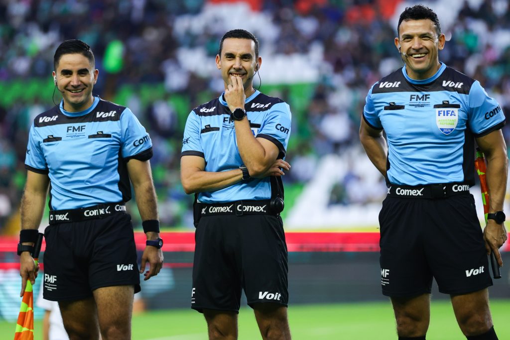 Pitar llanero, dar likes y reaccionar a amenazas: Las restricciones para árbitros del futbol mexicano