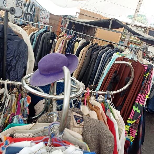Joyas ocultas y regateo: La guía para cazar la mejor ropa de paca en La Lagunilla
