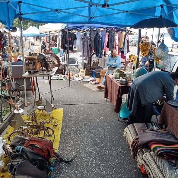 Joyas ocultas y regateo: La guía para cazar la mejor ropa de paca en La Lagunilla