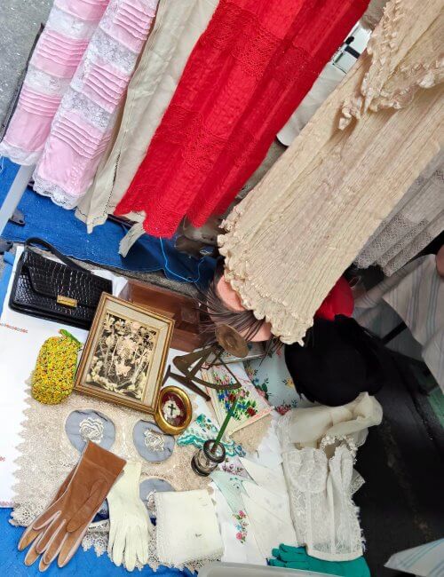 Joyas ocultas y regateo: La guía para cazar la mejor ropa de paca en La Lagunilla