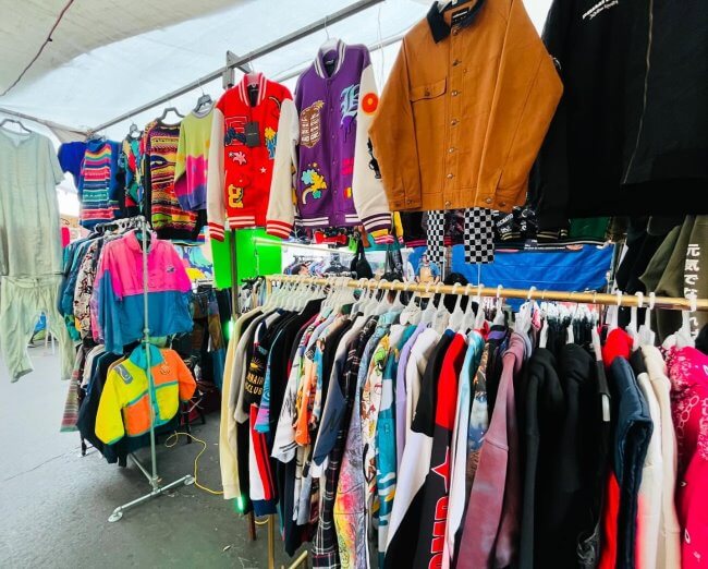 Joyas ocultas y regateo: La guía para cazar la mejor ropa de paca en La Lagunilla