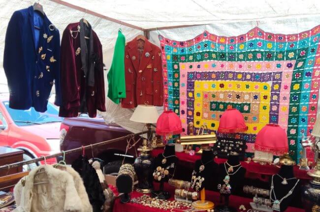 Joyas ocultas y regateo: La guía para cazar la mejor ropa de paca en La Lagunilla