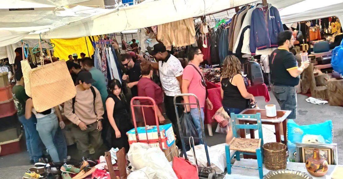 Joyas ocultas y regateo: La guía para cazar la mejor ropa de paca en La Lagunilla
