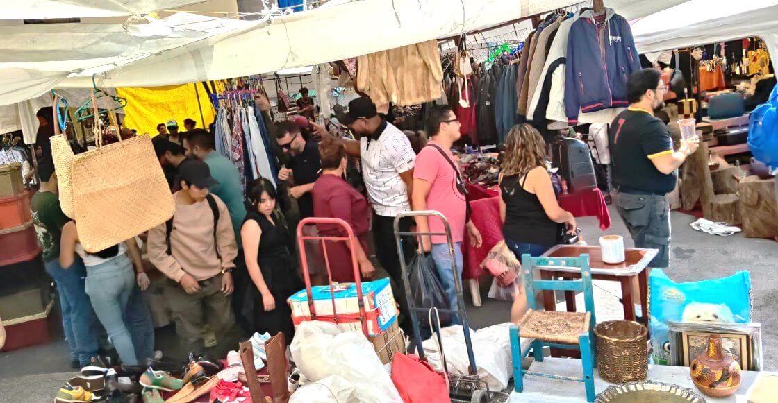 Joyas ocultas y regateo: La guía para cazar la mejor ropa de paca en La Lagunilla