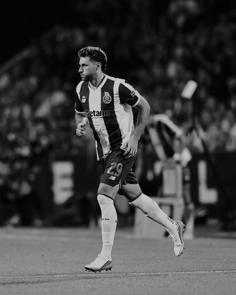 Santiago Giménez jugando con el FC Porto en la Liga de Portugal