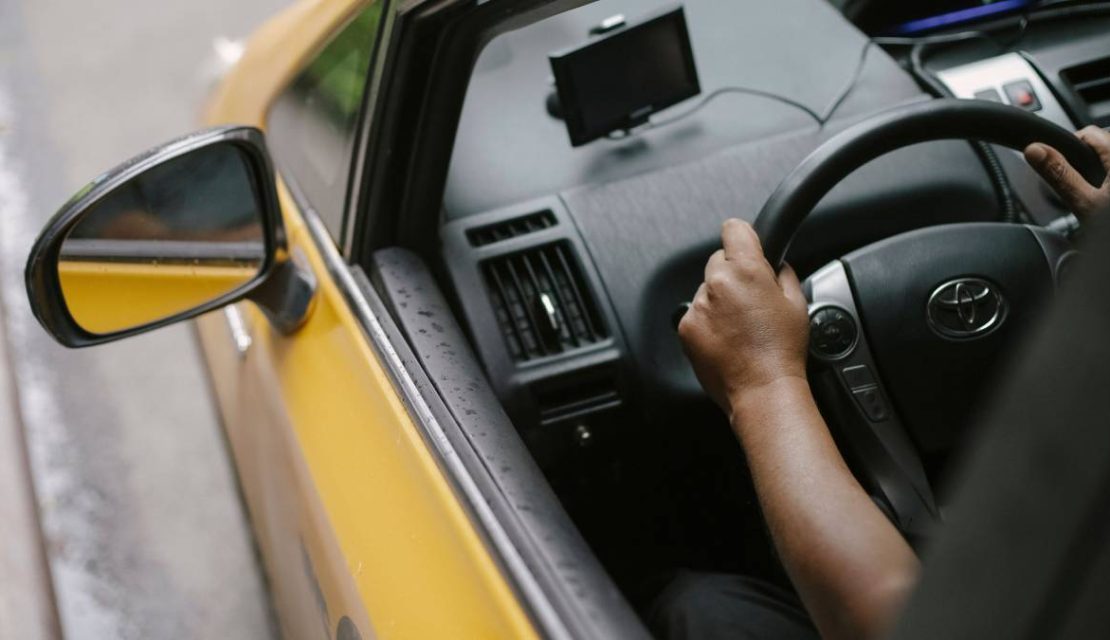 Alertan por extorsión de taxis pirata en el Aeropuerto Internacional de Guadalajara