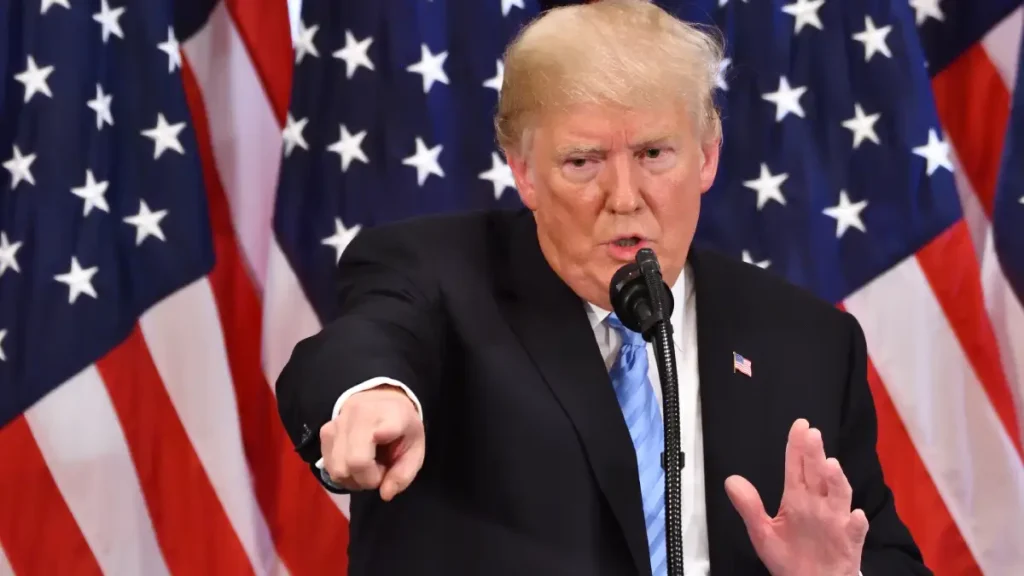 Trump propone "disparar" a quienes filtren información clasificada