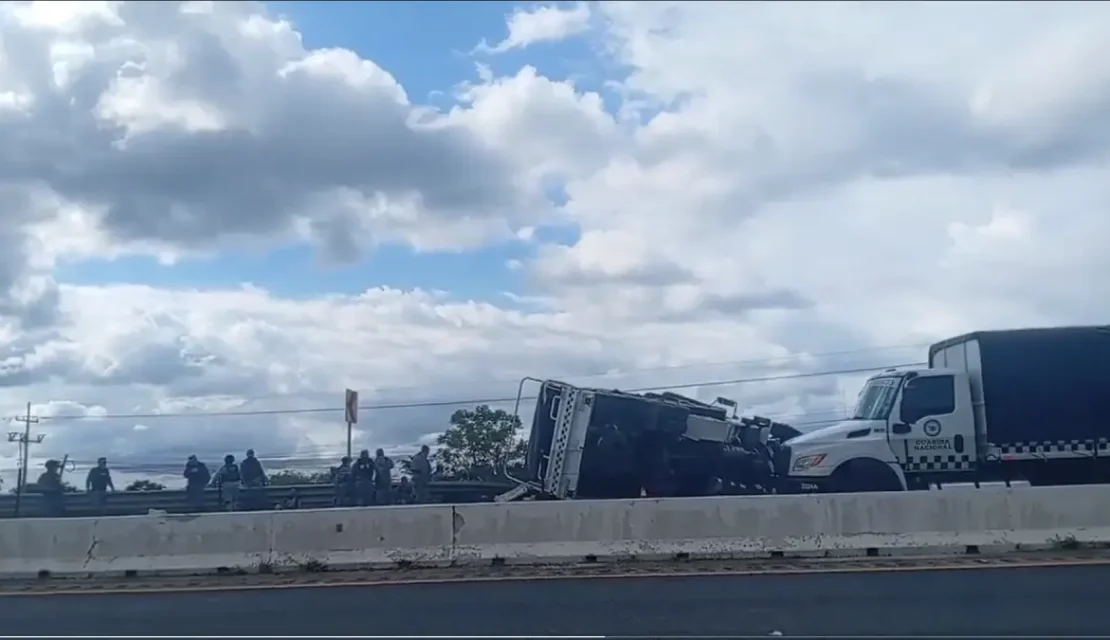 Vuelca camión de la Guardia Nacional en carretera Campeche-Mérida; hay al menos 10 lesionados