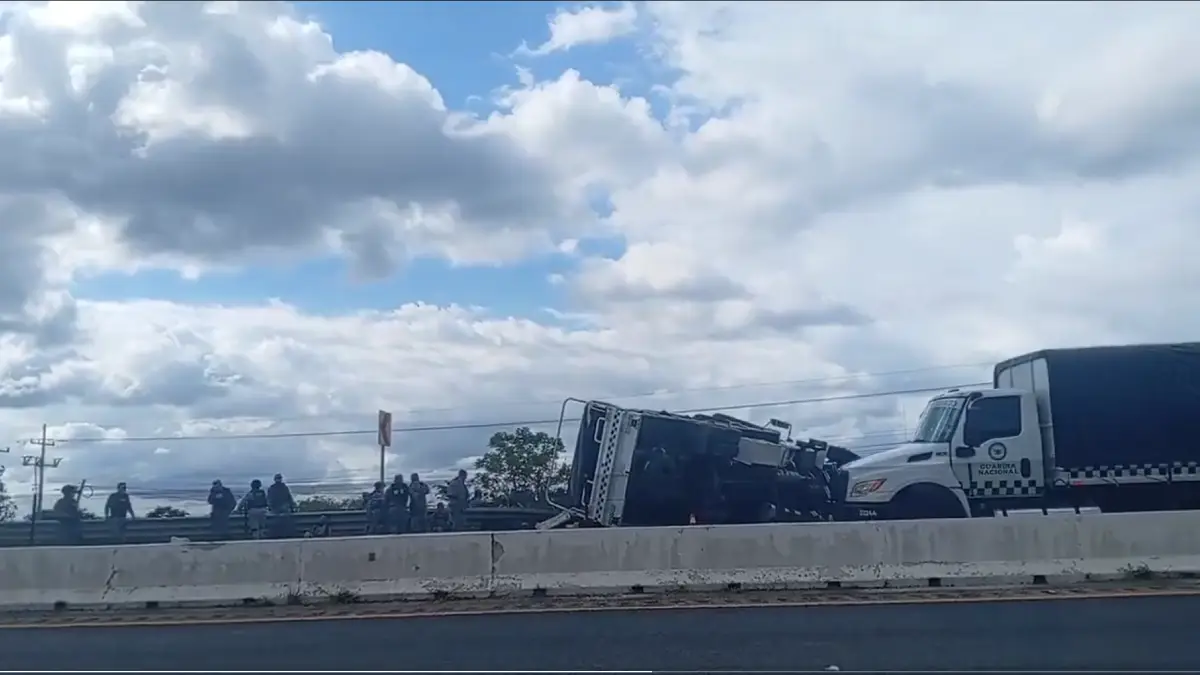 Vuelca camión de la Guardia Nacional en carretera Campeche-Mérida; hay al menos 10 lesionados